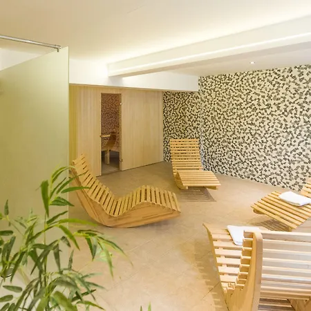 Ostend Hotel מלון 3*