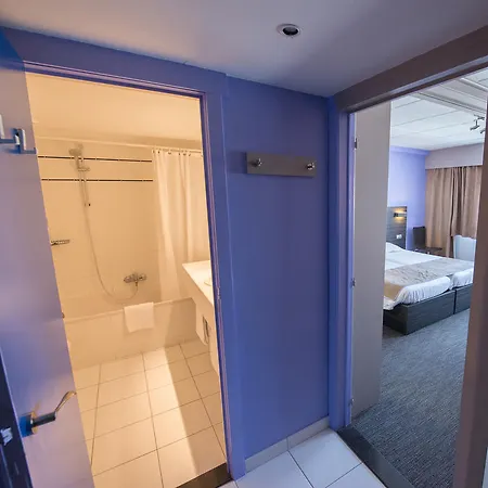 Ostend Hotel מלון